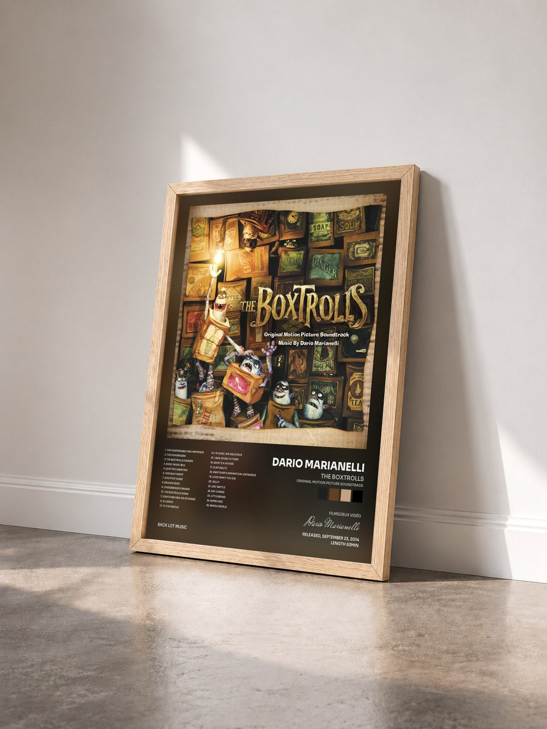#bois Tableau de l'album The Boxtrolls (Original Motion Picture Soundtrack) de Dario Marianelli vu de trois quarts, cadre en bois brut