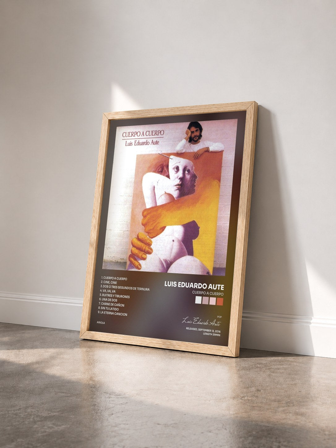 #bois Tableau de l'album Cuerpo A Cuerpo de Luis Eduardo Aute vu de trois quarts, cadre en bois brut