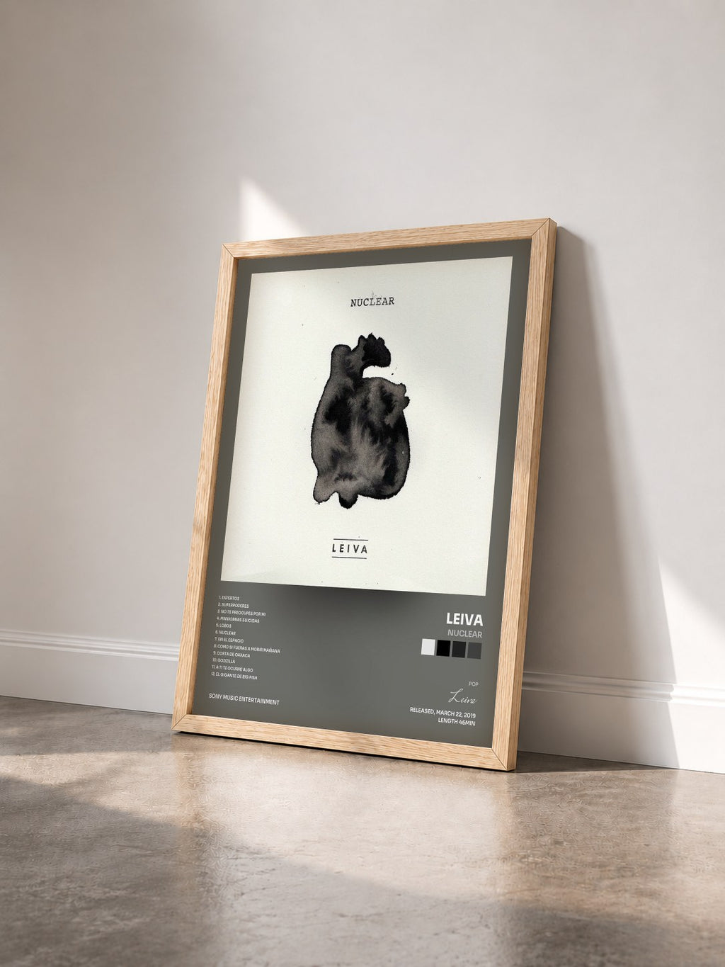 #bois Tableau de l'album Nuclear de Leiva vu de trois quarts, cadre en bois brut
