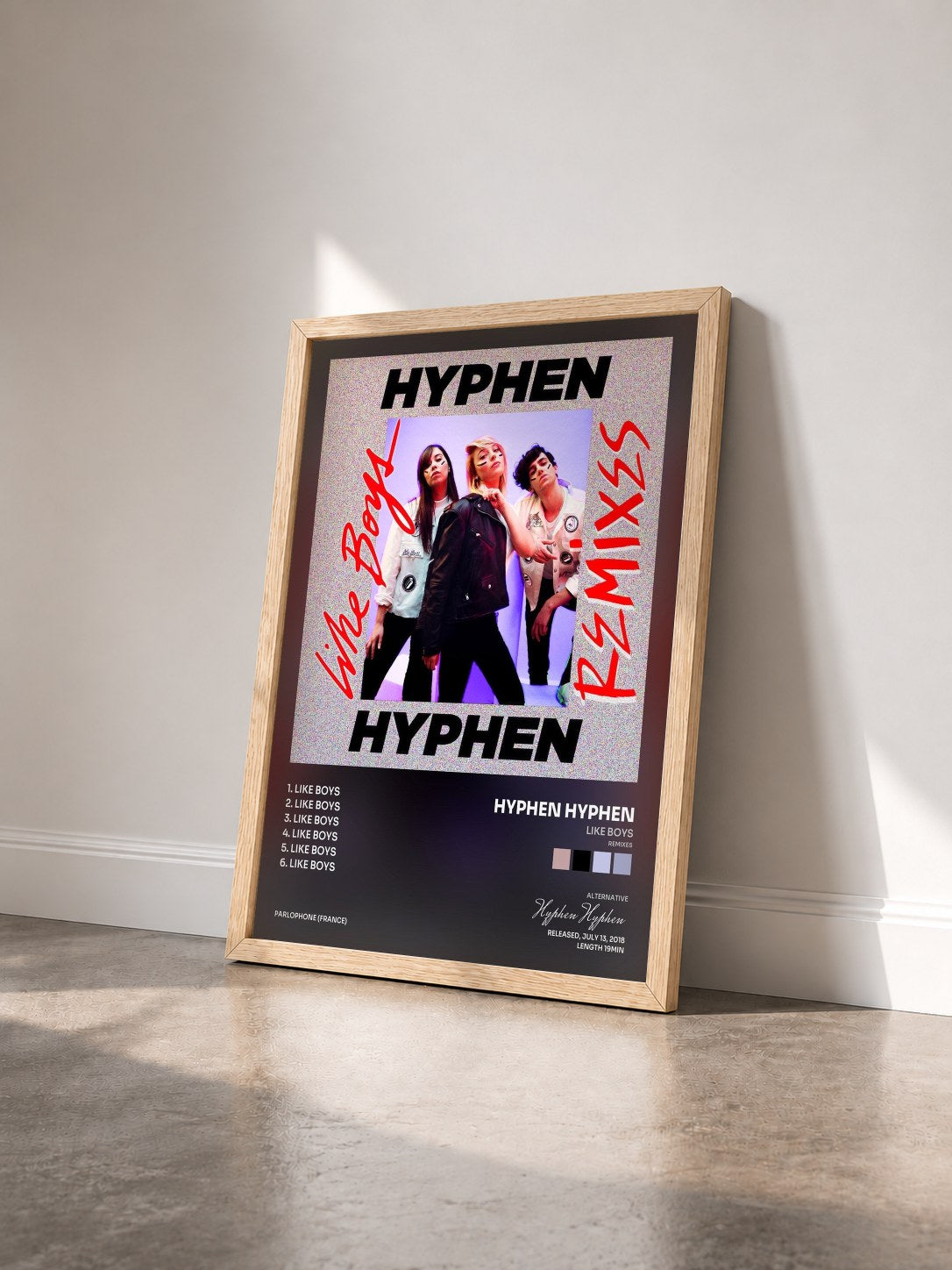 #bois Tableau de l'album Like Boys (Remixes) de Hyphen Hyphen vu de trois quarts, cadre en bois brut