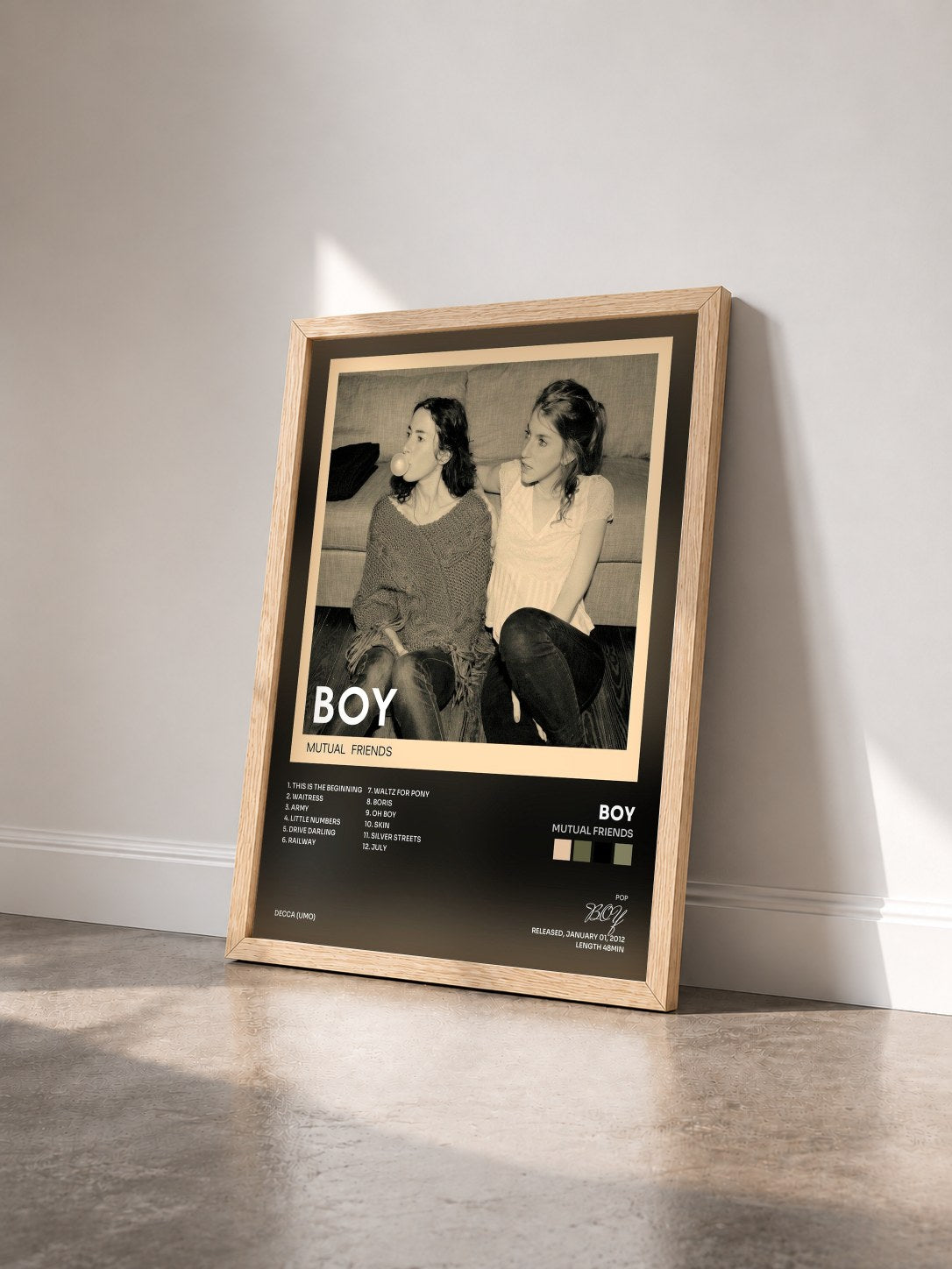 #bois Tableau de l'album Mutual Friends de BOY vu de trois quarts, cadre en bois brut