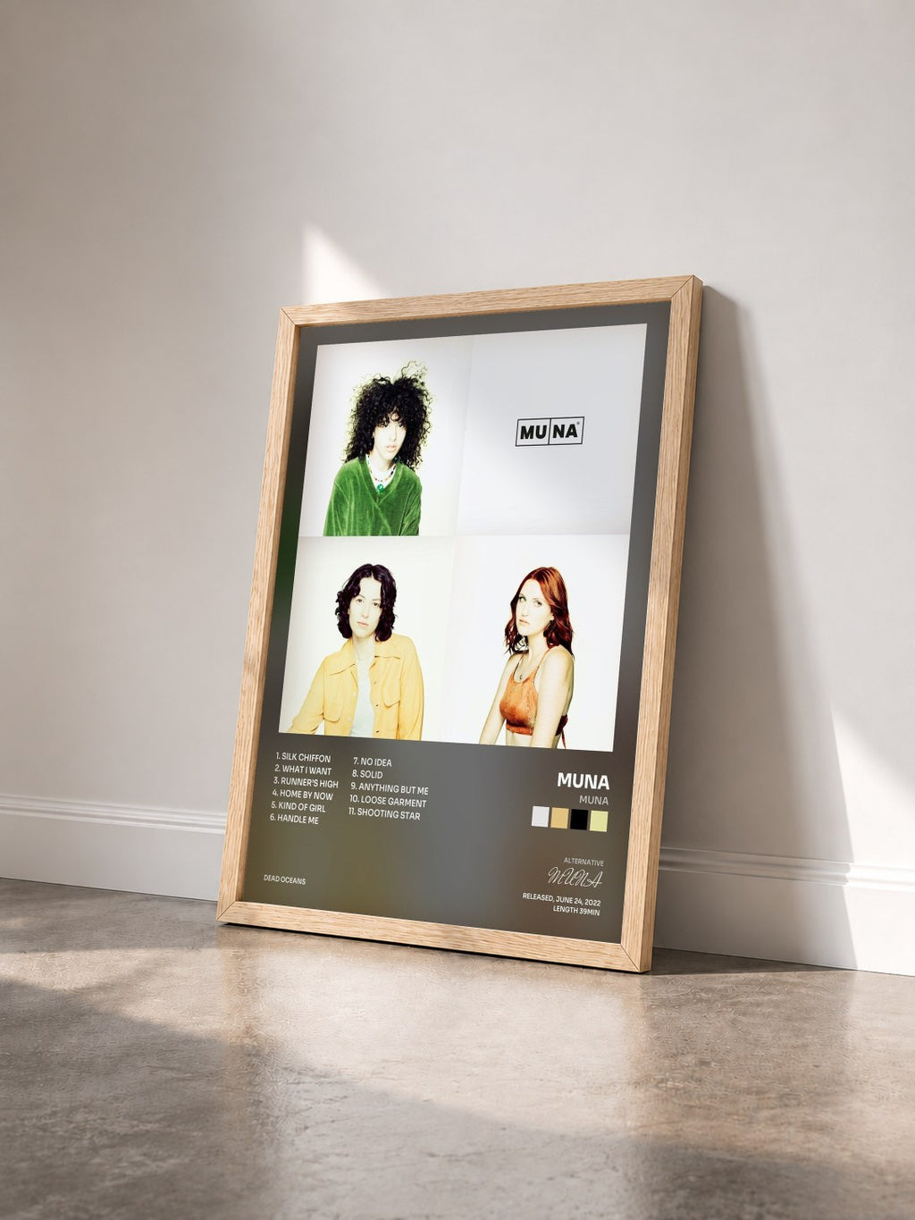 #bois Tableau de l'album MUNA de MUNA vu de trois quarts, cadre en bois brut
