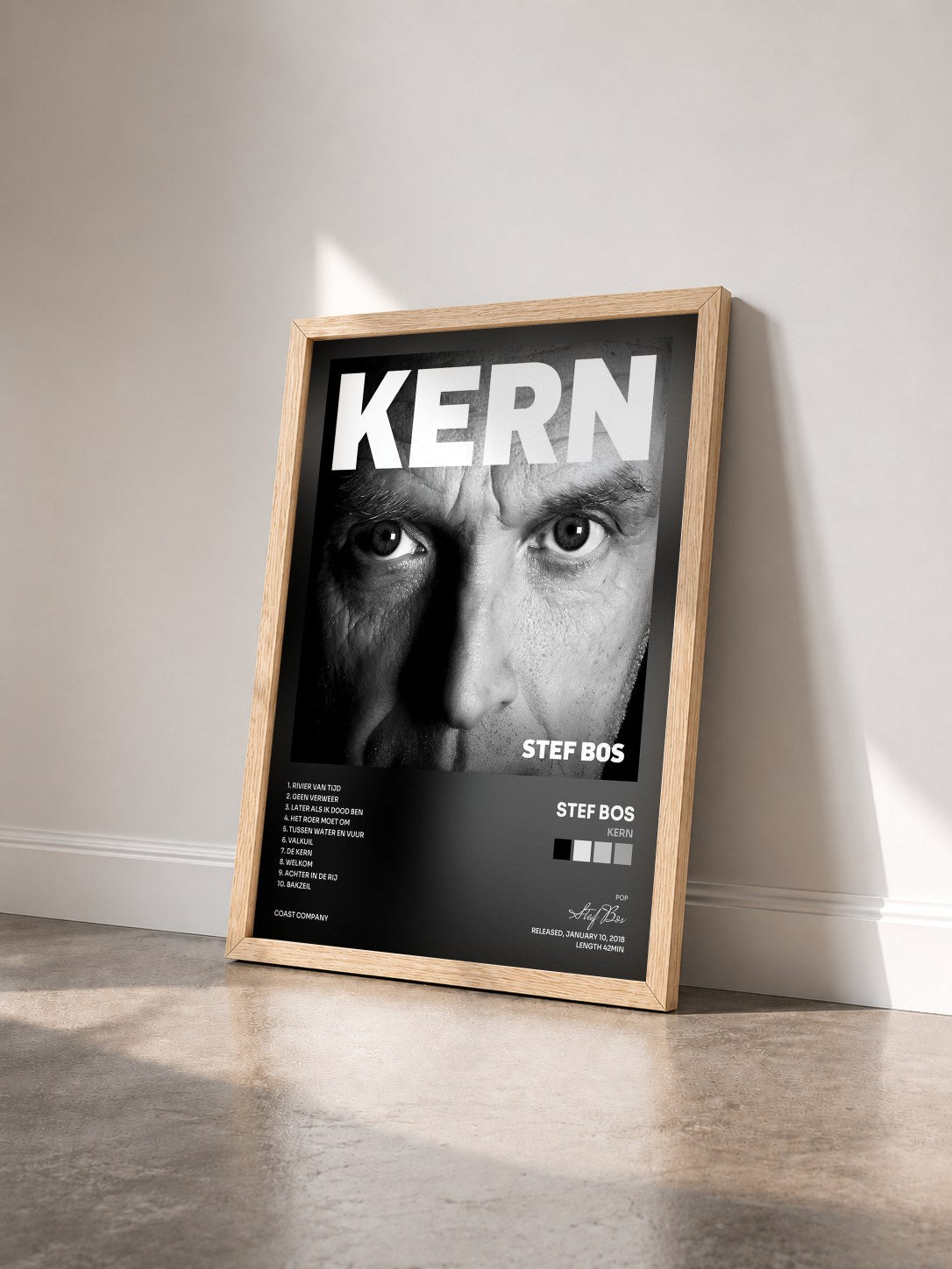 #bois Tableau de l'album Kern de Stef Bos vu de trois quarts, cadre en bois brut
