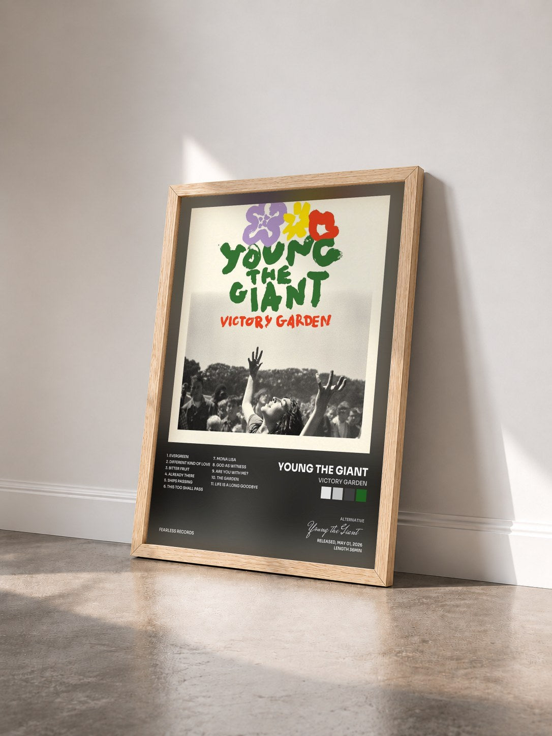 #bois Tableau de l'album Victory Garden de Young the Giant vu de trois quarts, cadre en bois brut