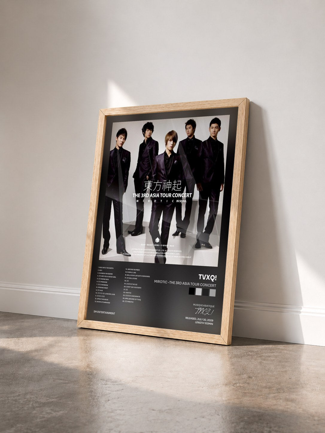 #bois Tableau de l'album MIROTIC -The 3rd Asia Tour Concert de TVXQ! vu de trois quarts, cadre en bois brut