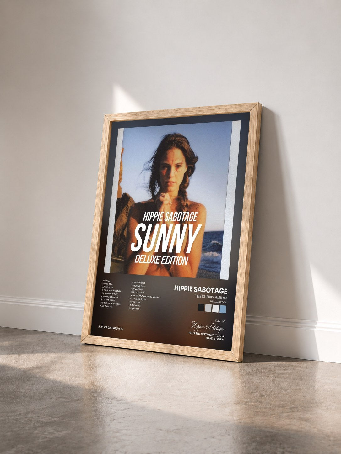 #bois Tableau de l'album The Sunny Album (Deluxe Edition) de Hippie Sabotage vu de trois quarts, cadre en bois brut