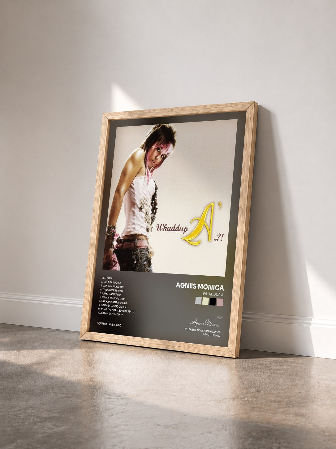 #bois Tableau de l'album Whaddup A de Agnes Monica vu de trois quarts, cadre en bois brut