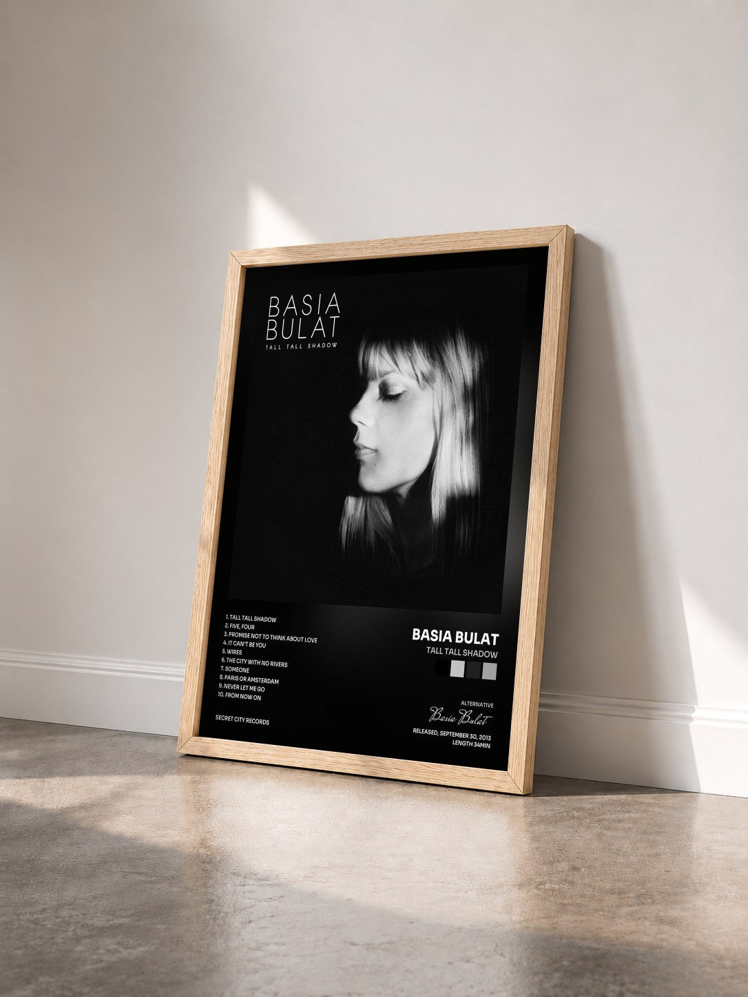 #bois Tableau de l'album Tall Tall Shadow de Basia Bulat vu de trois quarts, cadre en bois brut