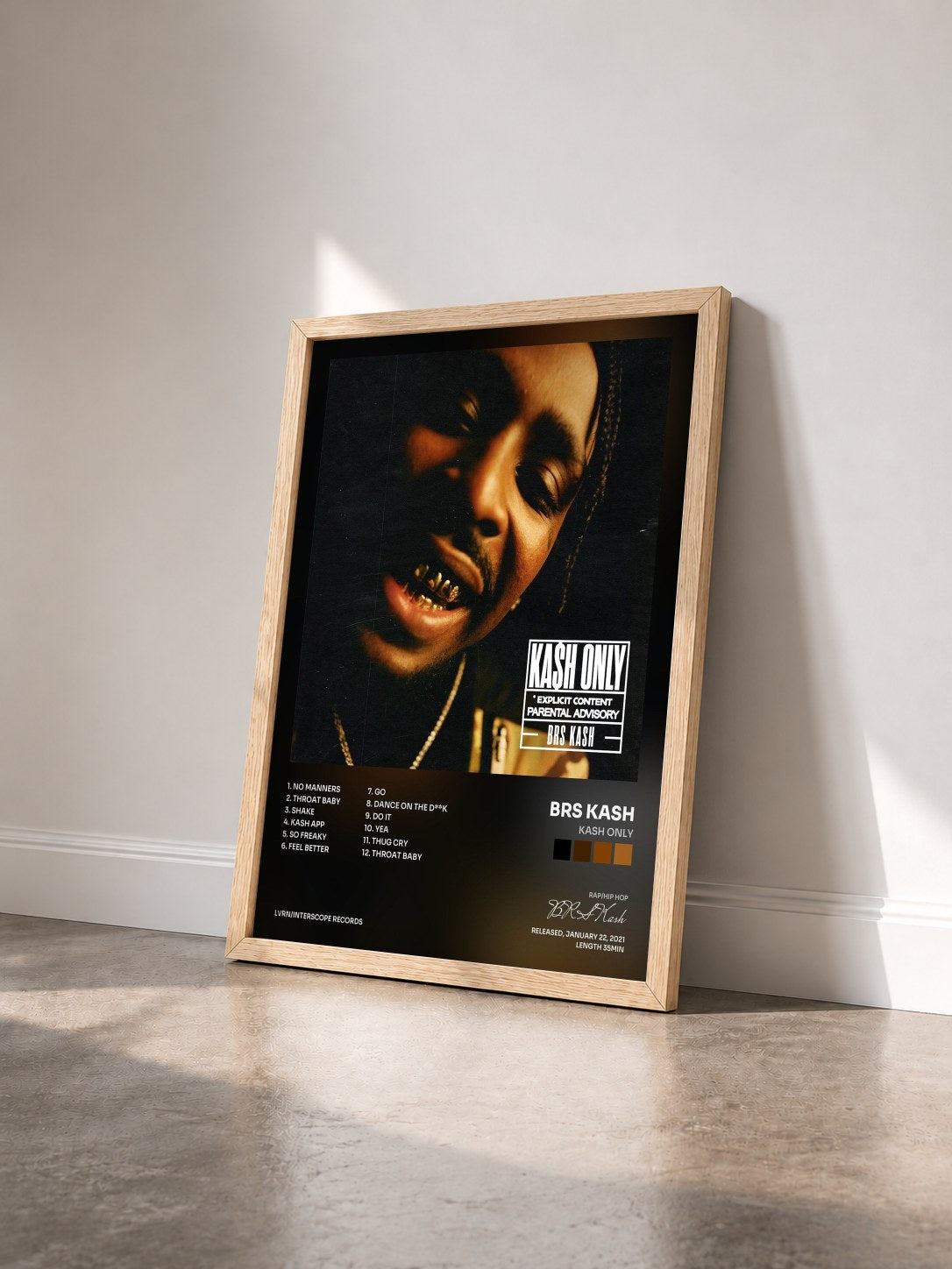 #bois Tableau de l'album Kash Only de BRS Kash vu de trois quarts, cadre en bois brut