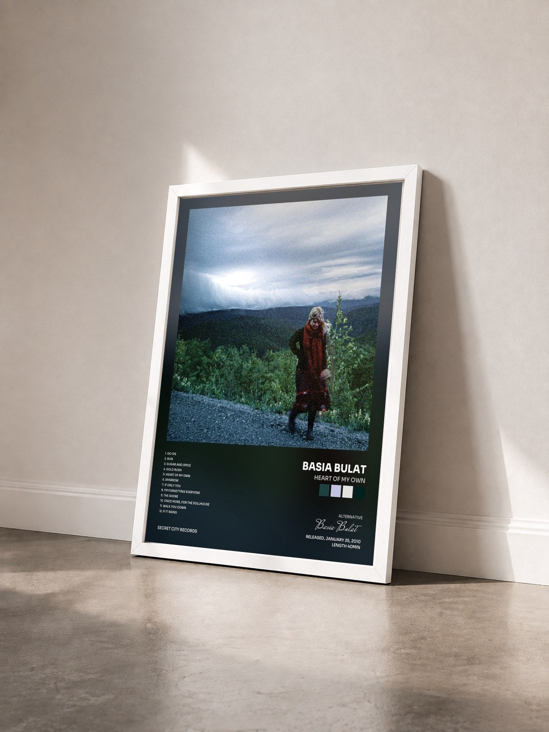 #blanc Tableau de l'album Heart Of My Own de Basia Bulat vu de trois quarts, cadre blanc