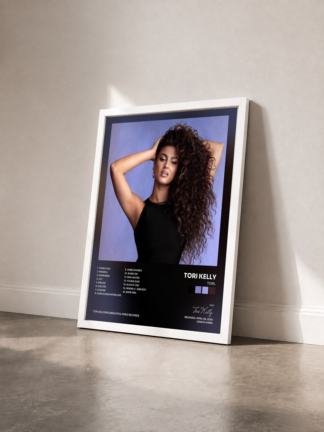 #blanc Tableau de l'album TORI. de Tori Kelly vu de trois quarts, cadre blanc