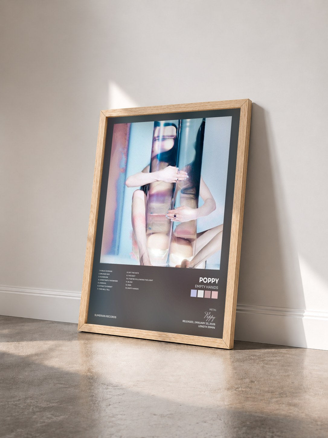 #bois Tableau de l'album Empty Hands de Poppy vu de trois quarts, cadre en bois brut