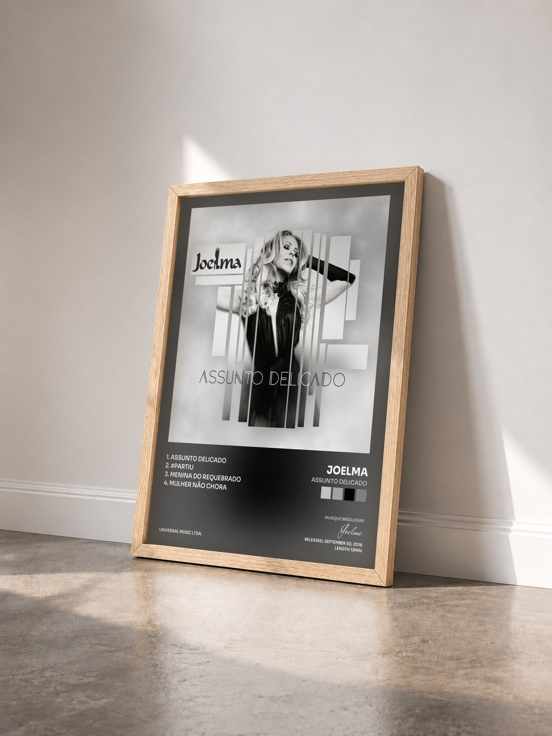 #bois Tableau de l'album Assunto Delicado de Joelma vu de trois quarts, cadre en bois brut
