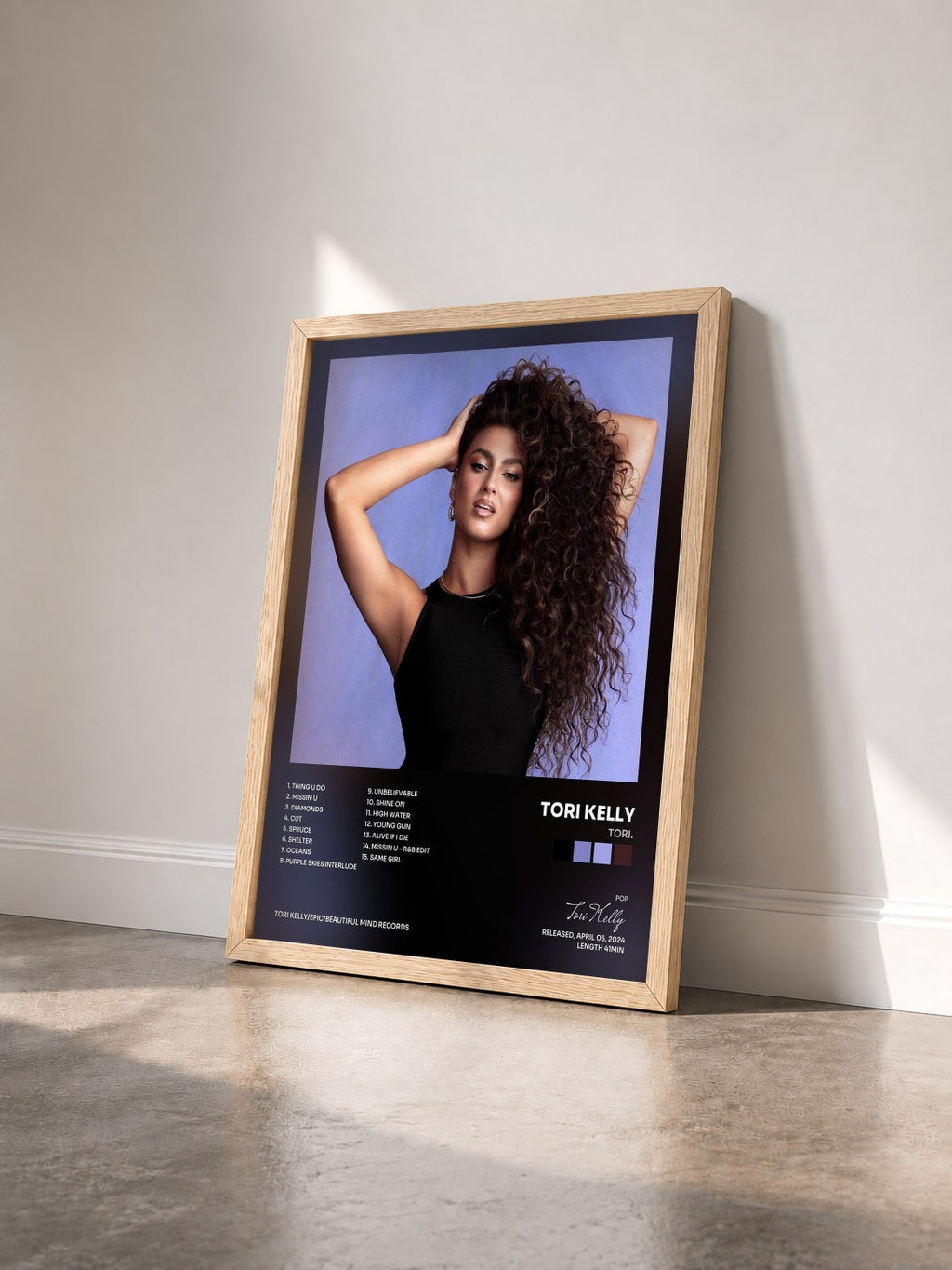 #bois Tableau de l'album TORI. de Tori Kelly vu de trois quarts, cadre en bois brut