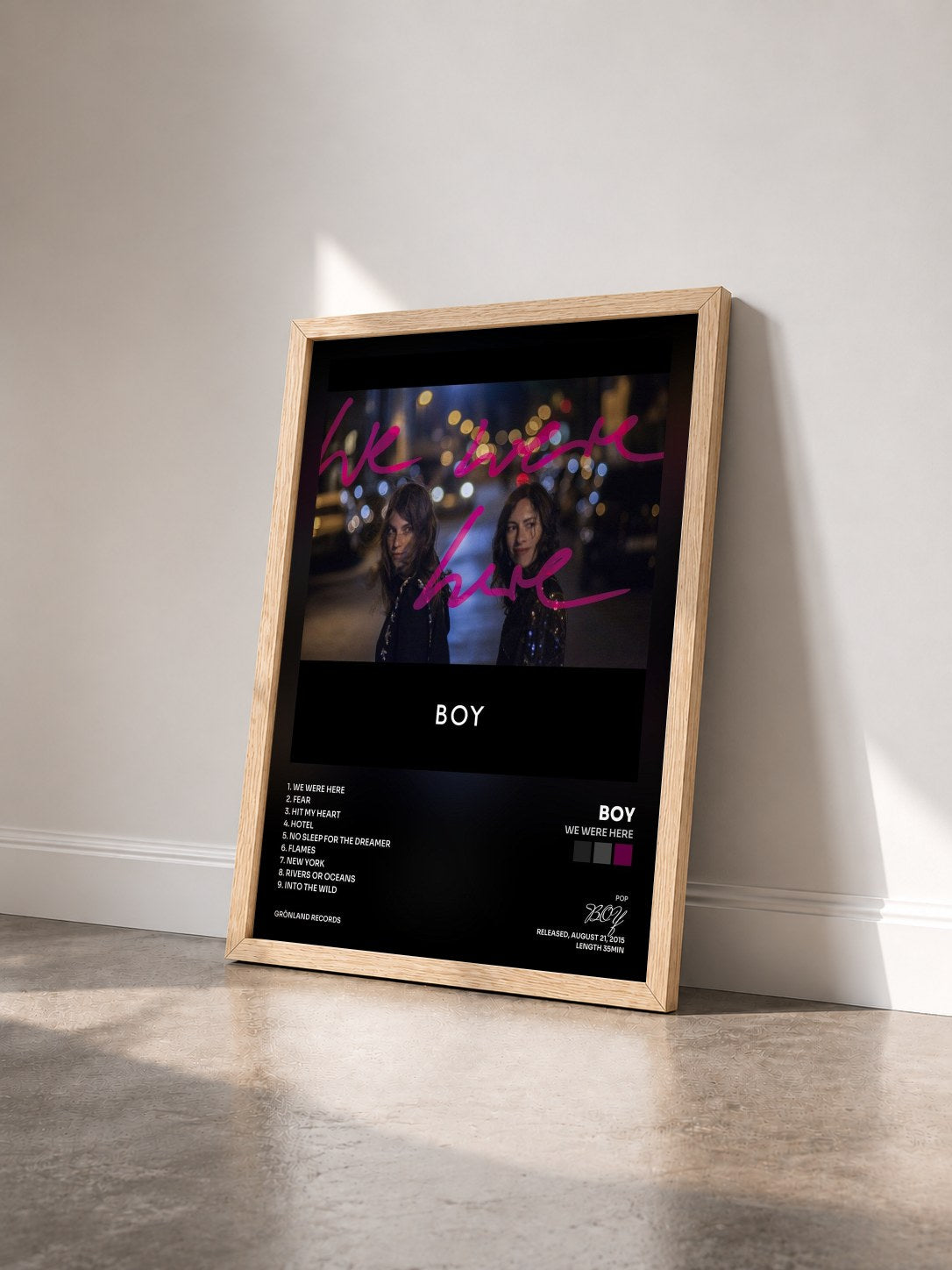#bois Tableau de l'album We Were Here de BOY vu de trois quarts, cadre en bois brut
