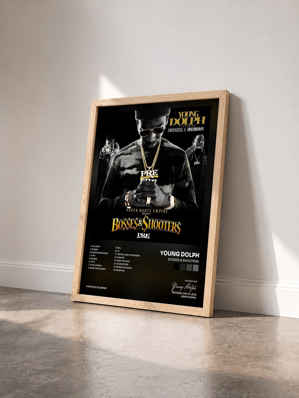 #bois Tableau de l'album Bosses & Shooters de Young Dolph vu de trois quarts, cadre en bois brut
