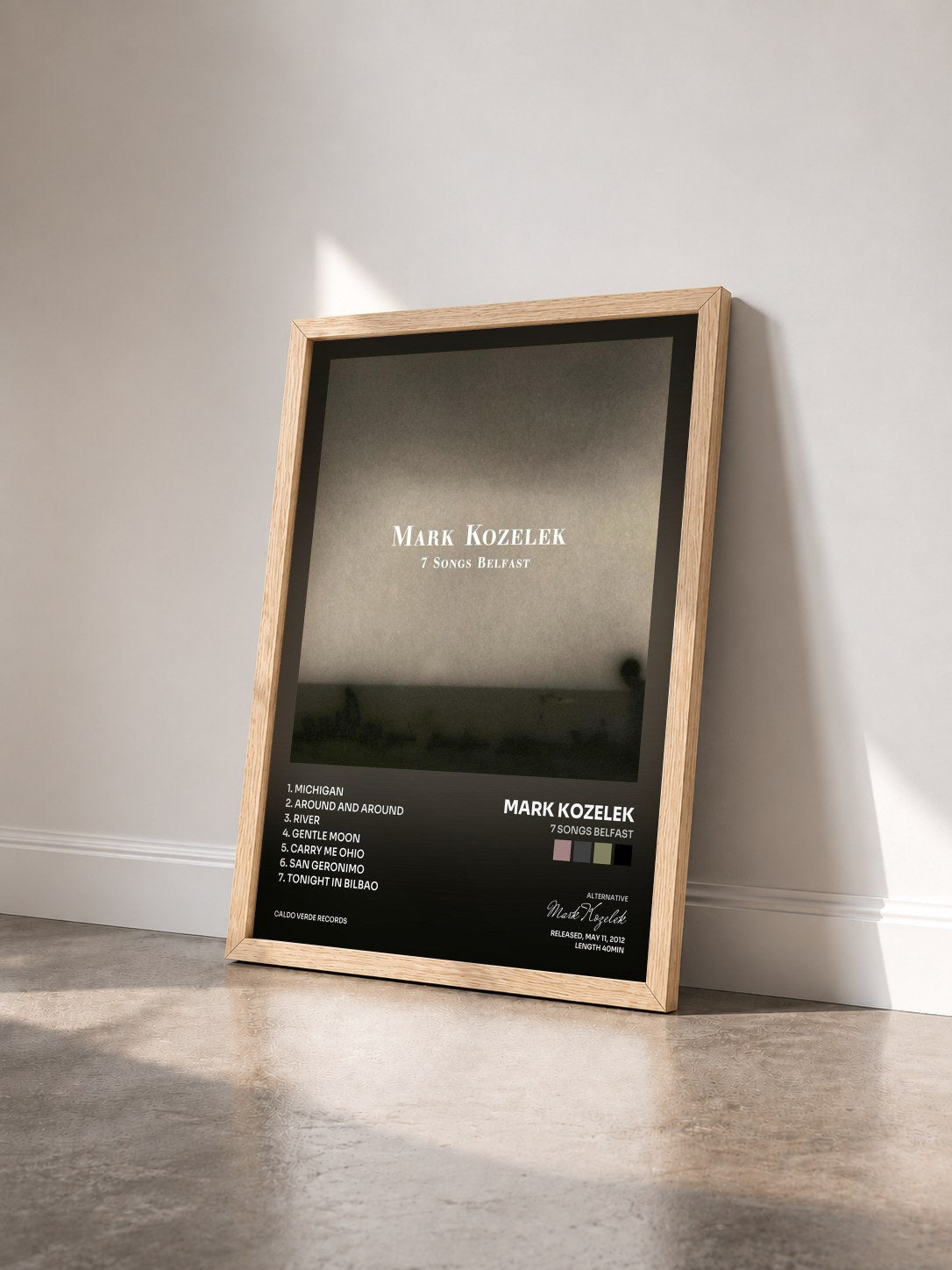 #bois Tableau de l'album 7 Songs Belfast de Mark Kozelek vu de trois quarts, cadre en bois brut