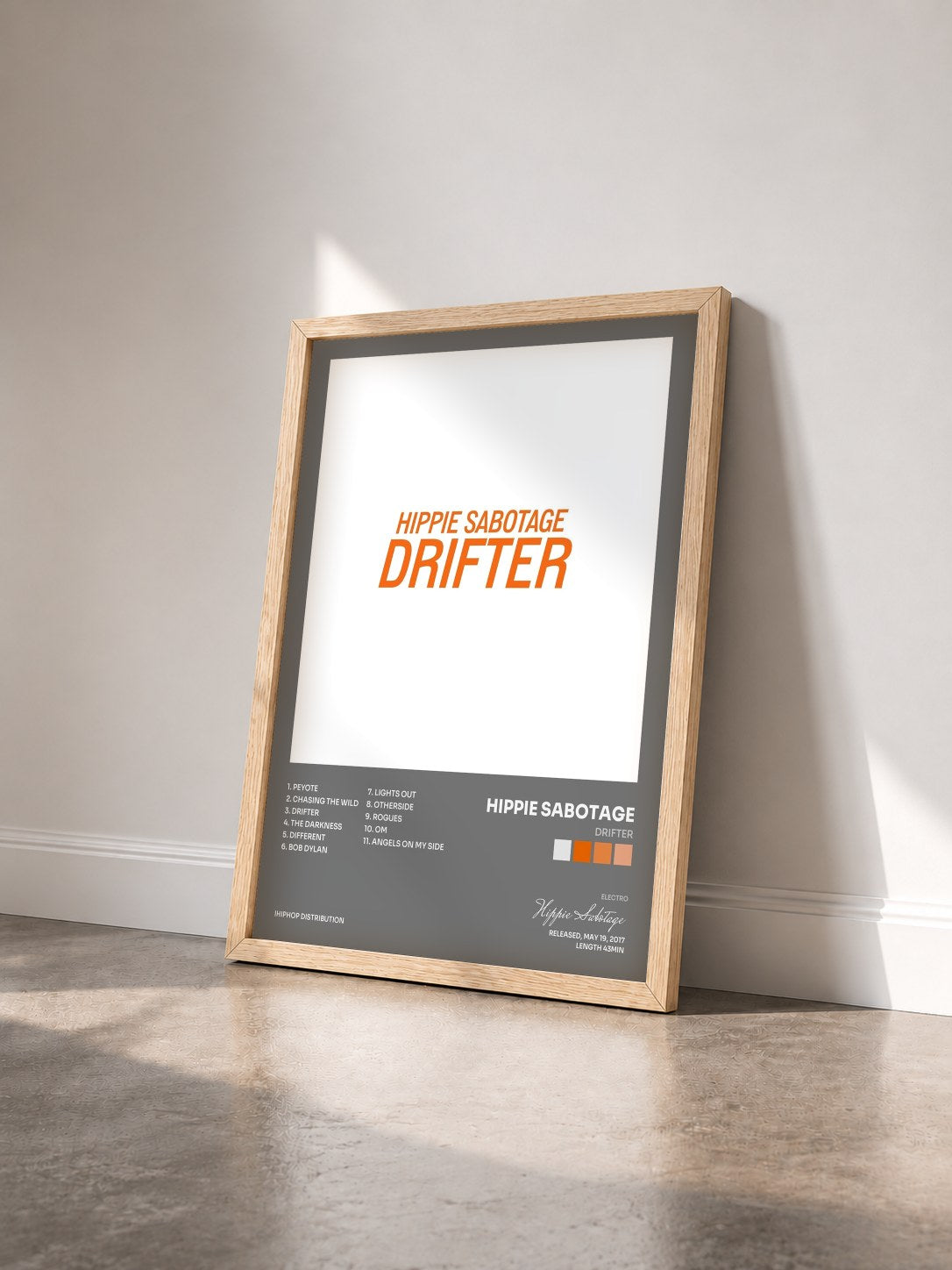 #bois Tableau de l'album Drifter de Hippie Sabotage vu de trois quarts, cadre en bois brut