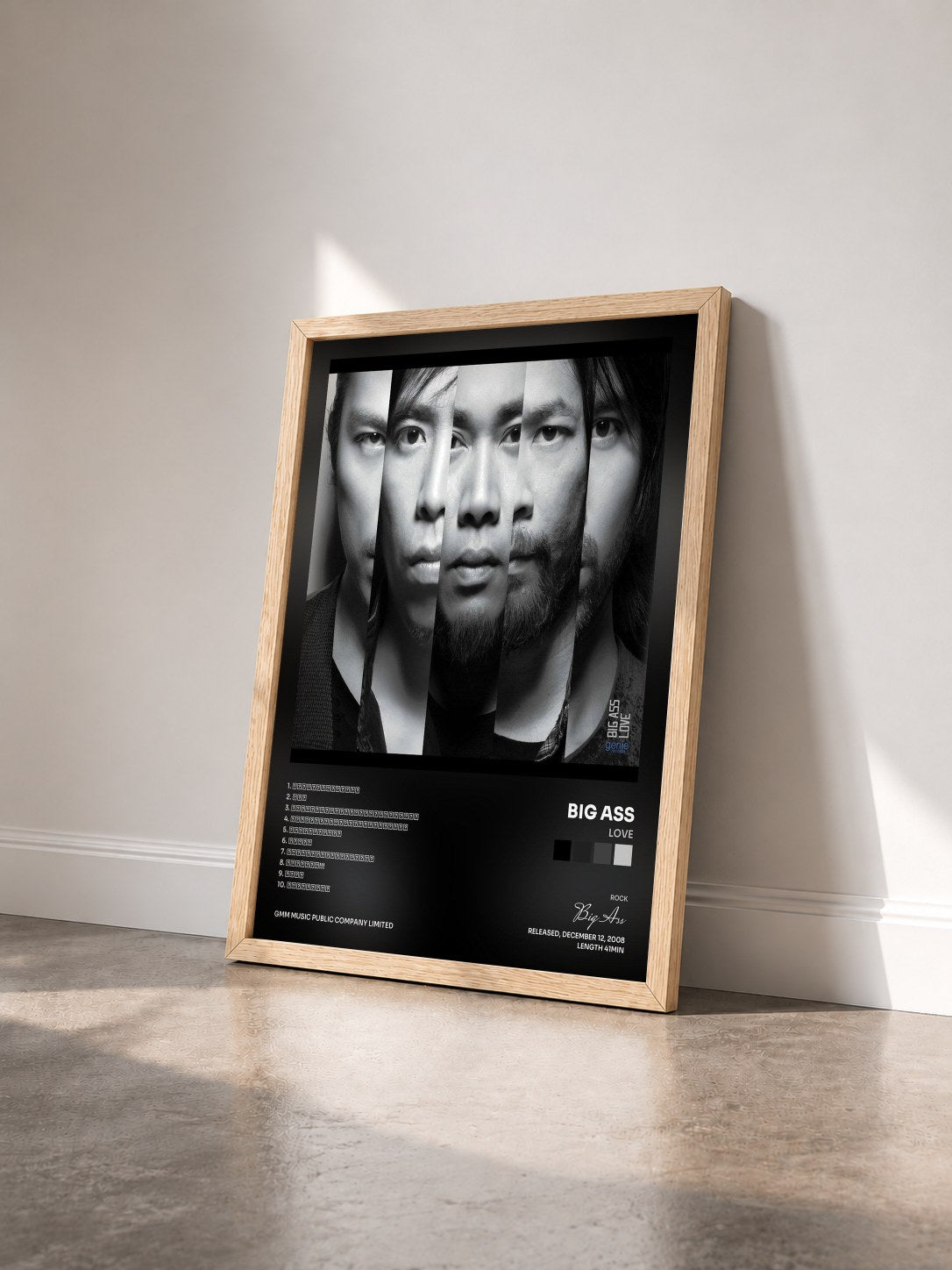 #bois Tableau de l'album LOVE de Big Ass vu de trois quarts, cadre en bois brut