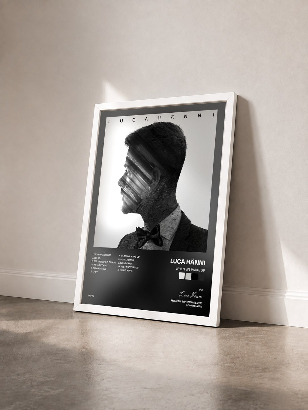 #blanc Tableau de l'album When We Wake Up de Luca Hänni vu de trois quarts, cadre blanc
