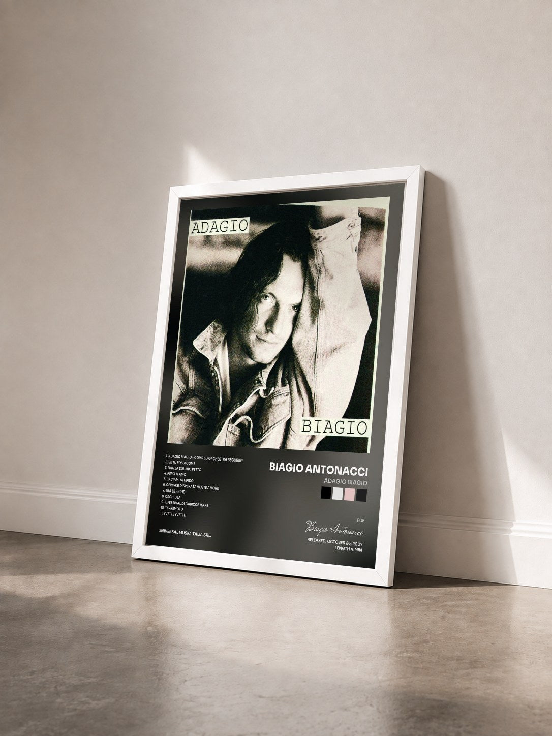 #blanc Tableau de l'album Adagio Biagio de Biagio Antonacci vu de trois quarts, cadre blanc