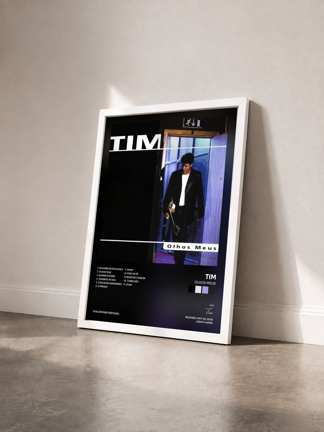 #blanc Tableau de l'album Olhos Meus de Tim vu de trois quarts, cadre blanc