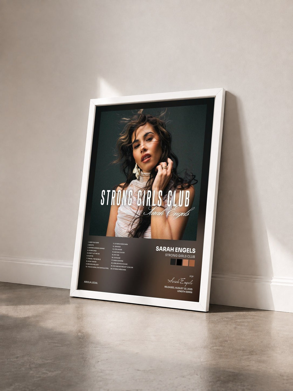 #blanc Tableau de l'album STRONG GIRLS CLUB de Sarah Engels vu de trois quarts, cadre blanc