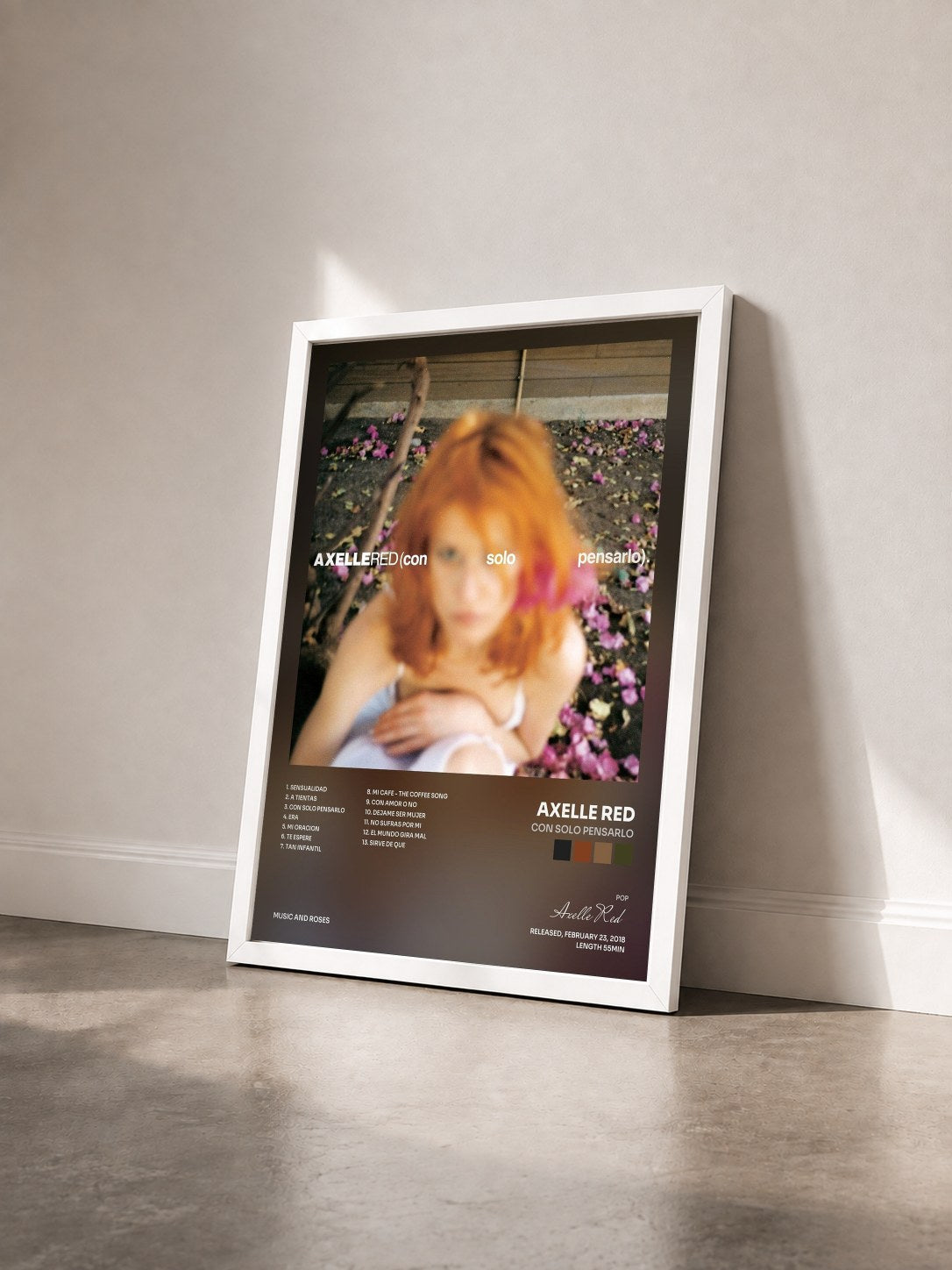 #blanc Tableau de l'album Con Solo Pensarlo de Axelle Red vu de trois quarts, cadre blanc