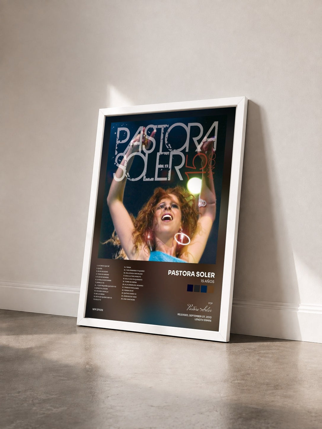 #blanc Tableau de l'album 15 años de Pastora Soler vu de trois quarts, cadre blanc