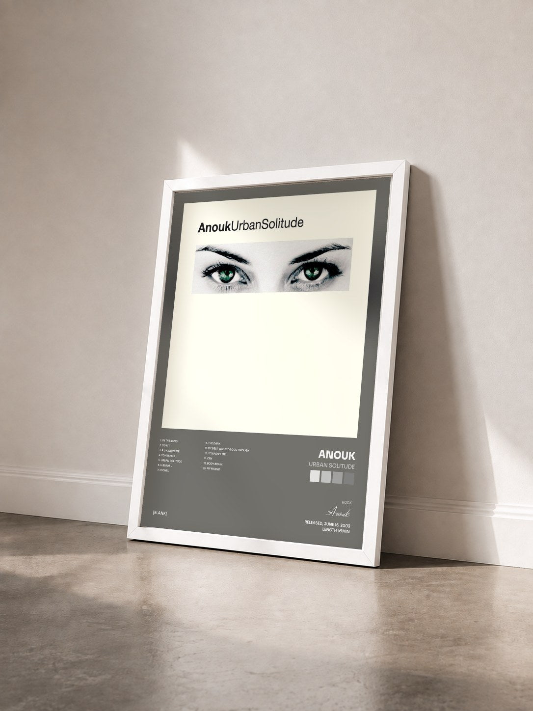 #blanc Tableau de l'album Urban Solitude de Anouk vu de trois quarts, cadre blanc