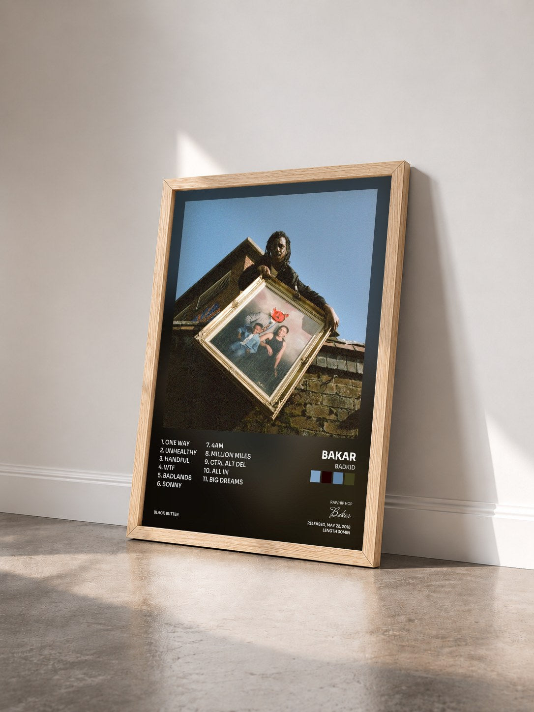 #bois Tableau de l'album Badkid de Bakar vu de trois quarts, cadre en bois brut