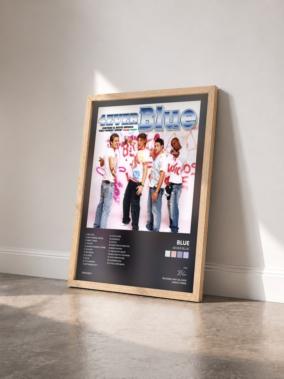 #bois Tableau de l'album 4ever Blue de Blue vu de trois quarts, cadre en bois brut