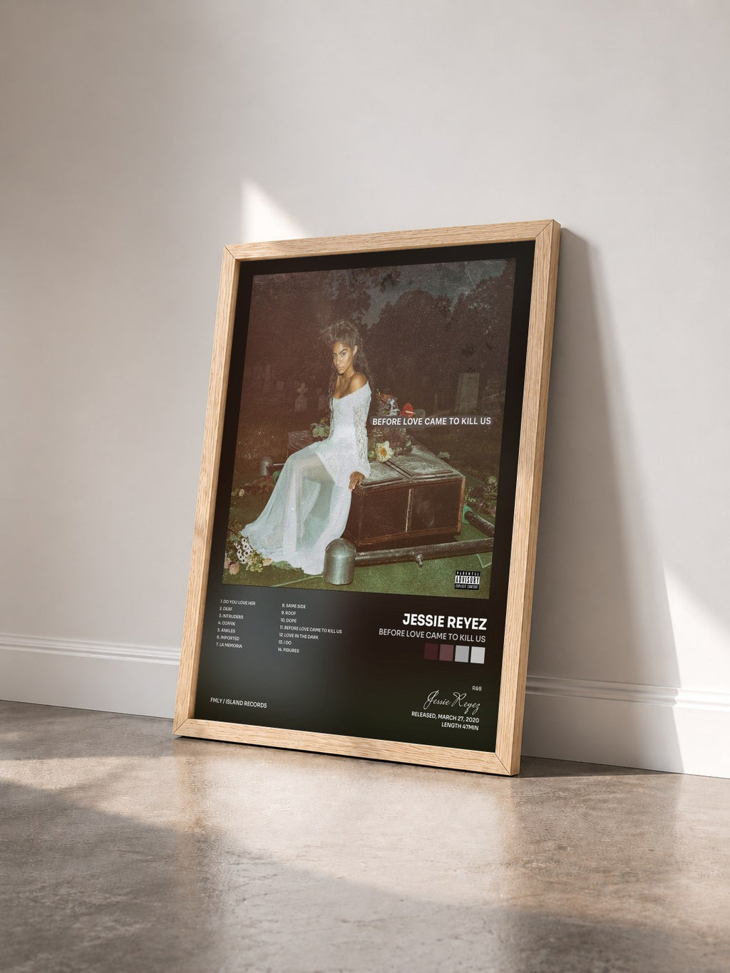 #bois Tableau de l'album BEFORE LOVE CAME TO KILL US de Jessie Reyez vu de trois quarts, cadre en bois brut