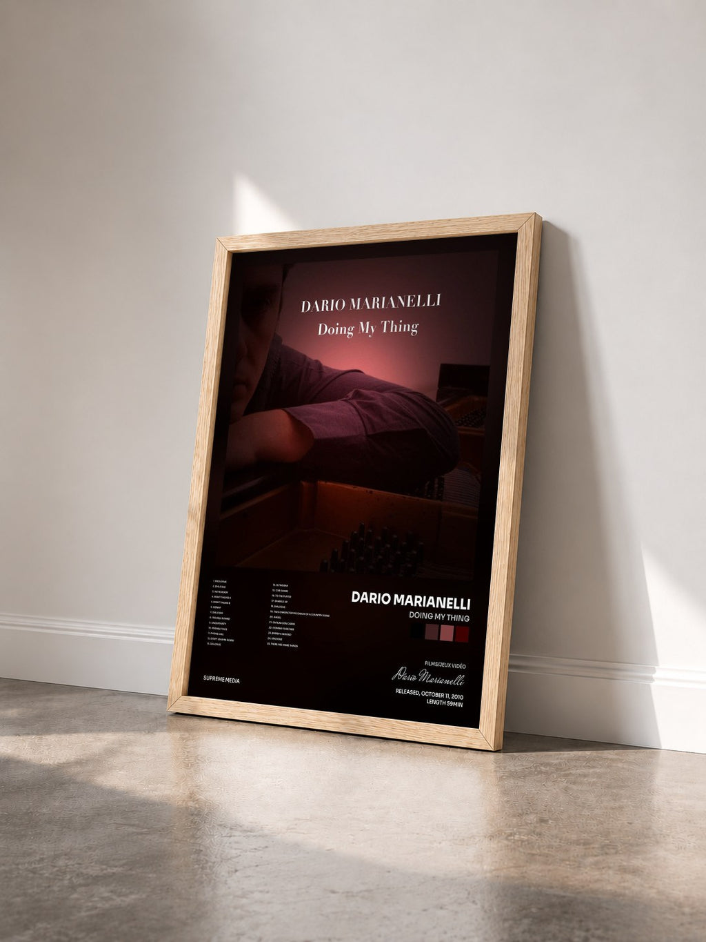 #bois Tableau de l'album Doing My Thing de Dario Marianelli vu de trois quarts, cadre en bois brut