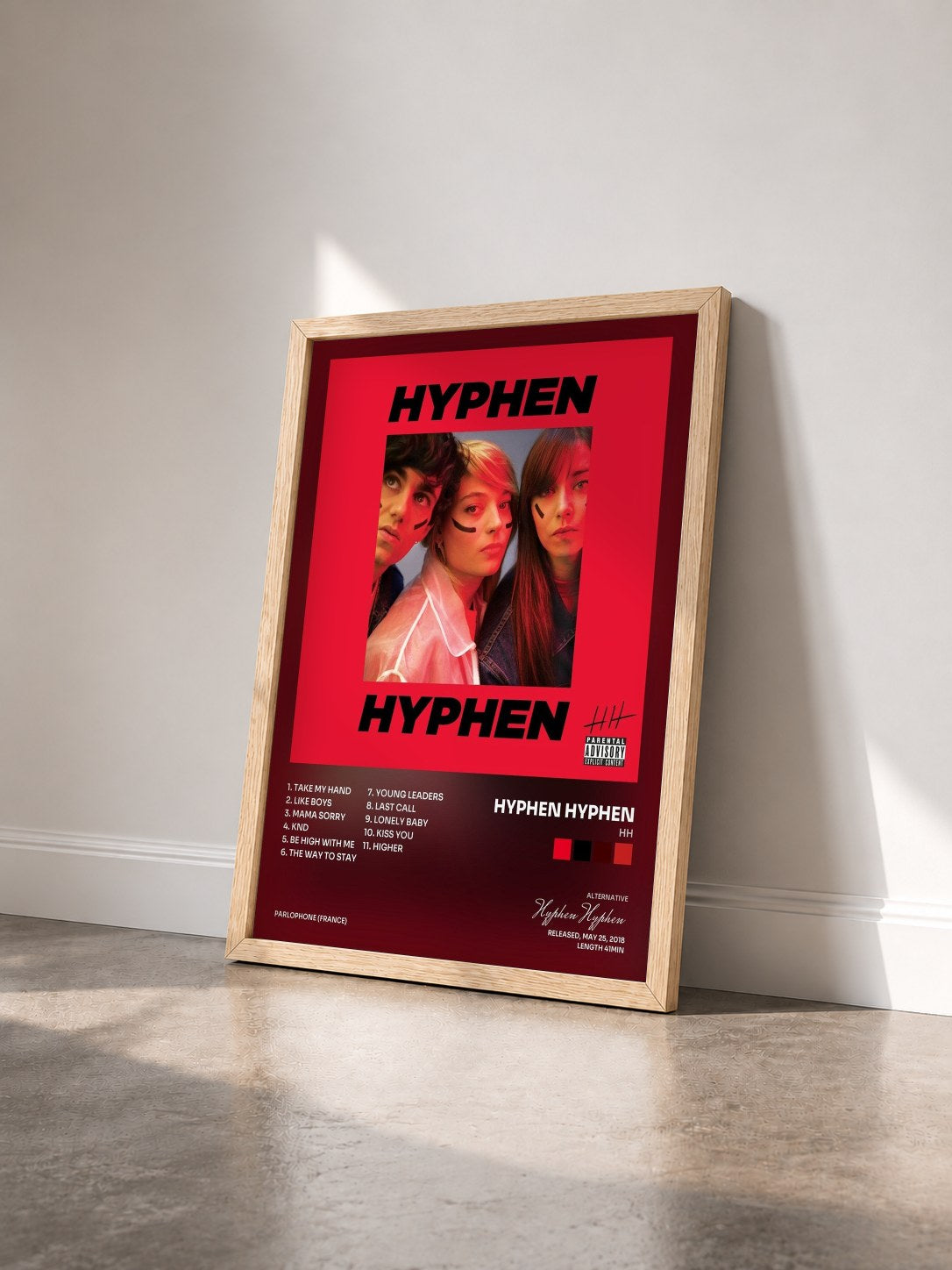 #bois Tableau de l'album HH de Hyphen Hyphen vu de trois quarts, cadre en bois brut