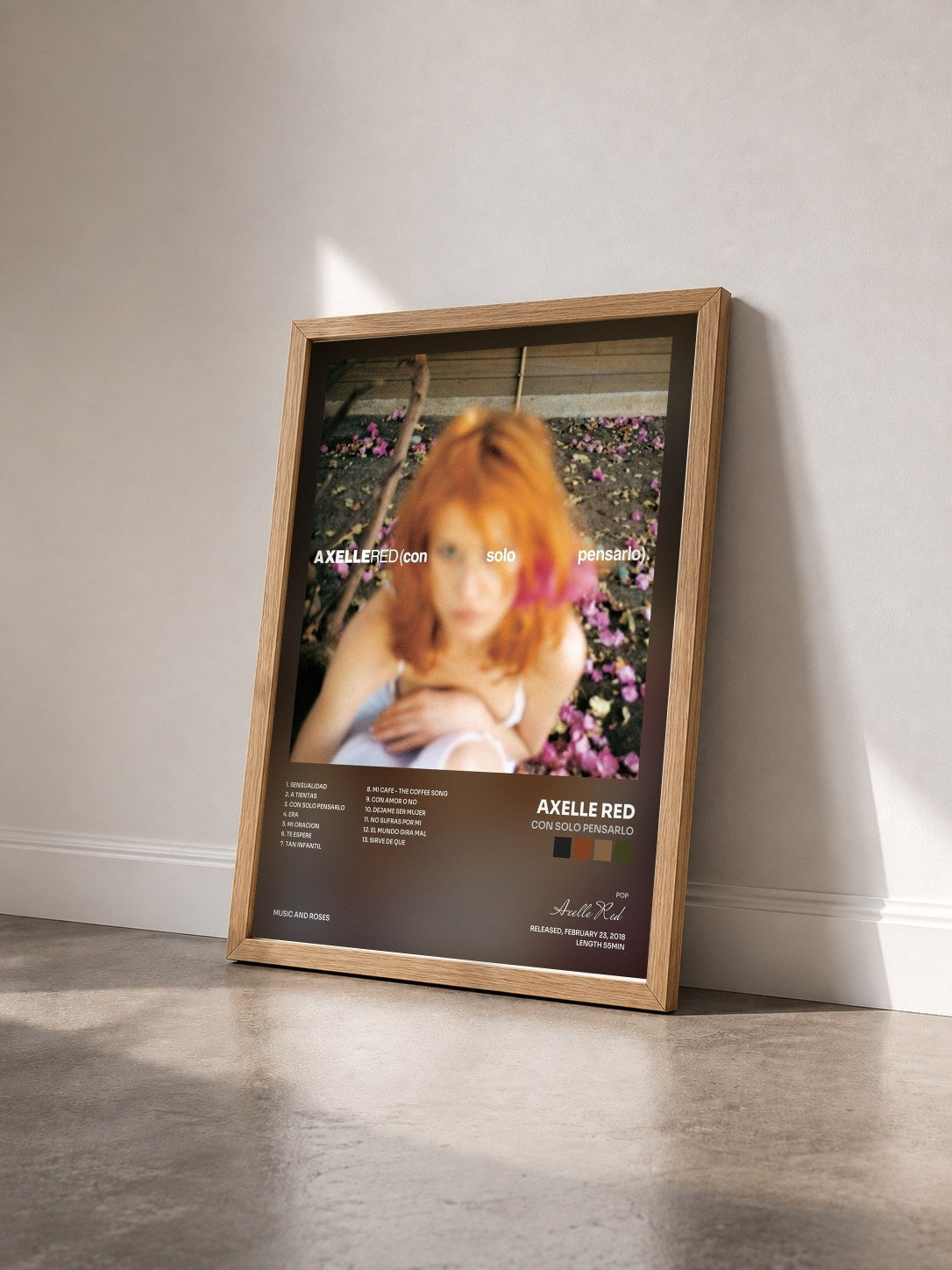 #bois Tableau de l'album Con Solo Pensarlo de Axelle Red vu de trois quarts, cadre en bois brut