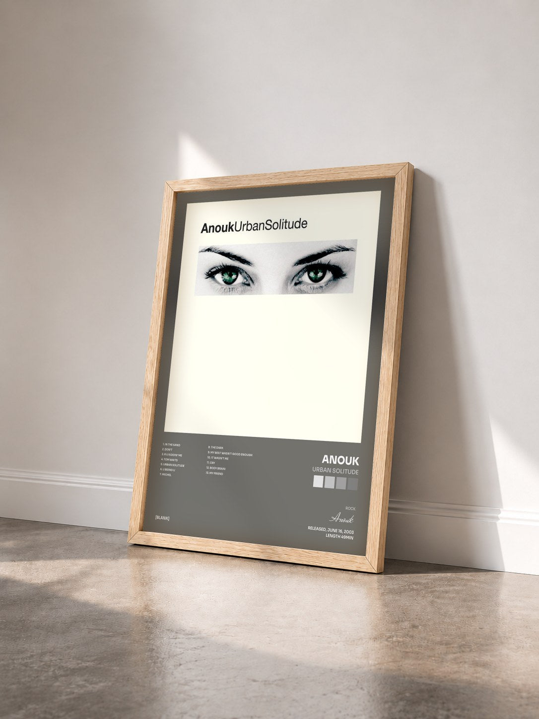 #bois Tableau de l'album Urban Solitude de Anouk vu de trois quarts, cadre en bois brut