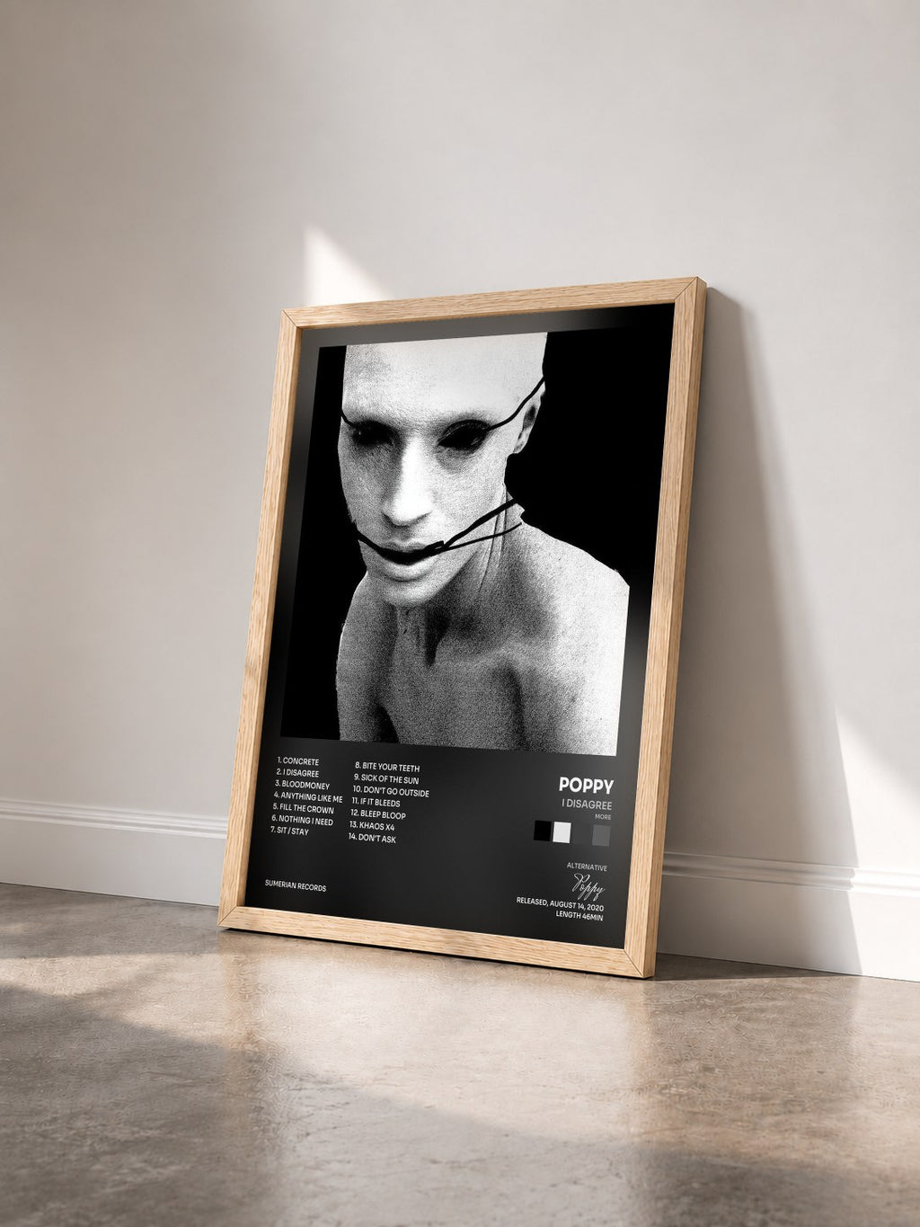 #bois Tableau de l'album I Disagree (more) de Poppy vu de trois quarts, cadre en bois brut