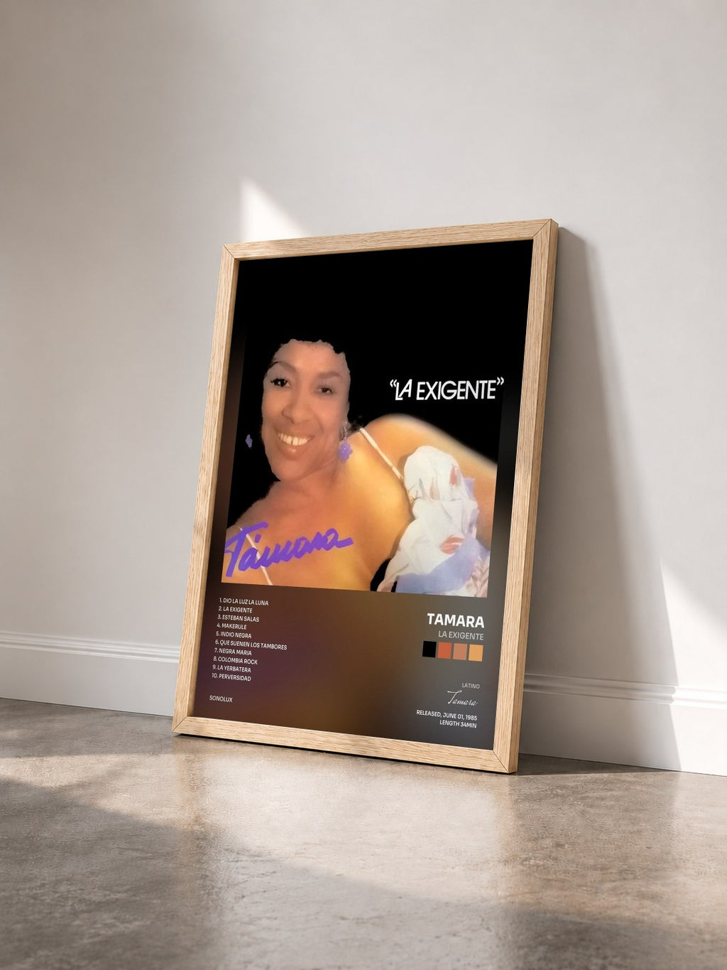 #bois Tableau de l'album La Exigente de Tamara vu de trois quarts, cadre en bois brut