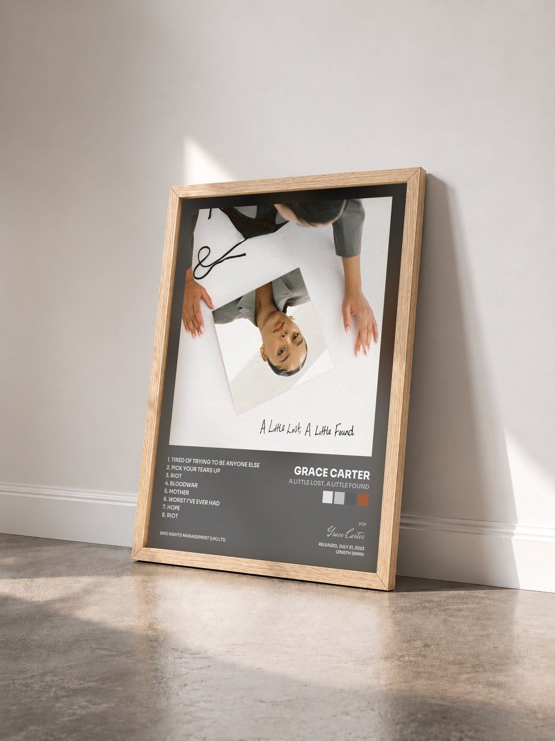 #bois Tableau de l'album A Little Lost, A Little Found de Grace Carter vu de trois quarts, cadre en bois brut