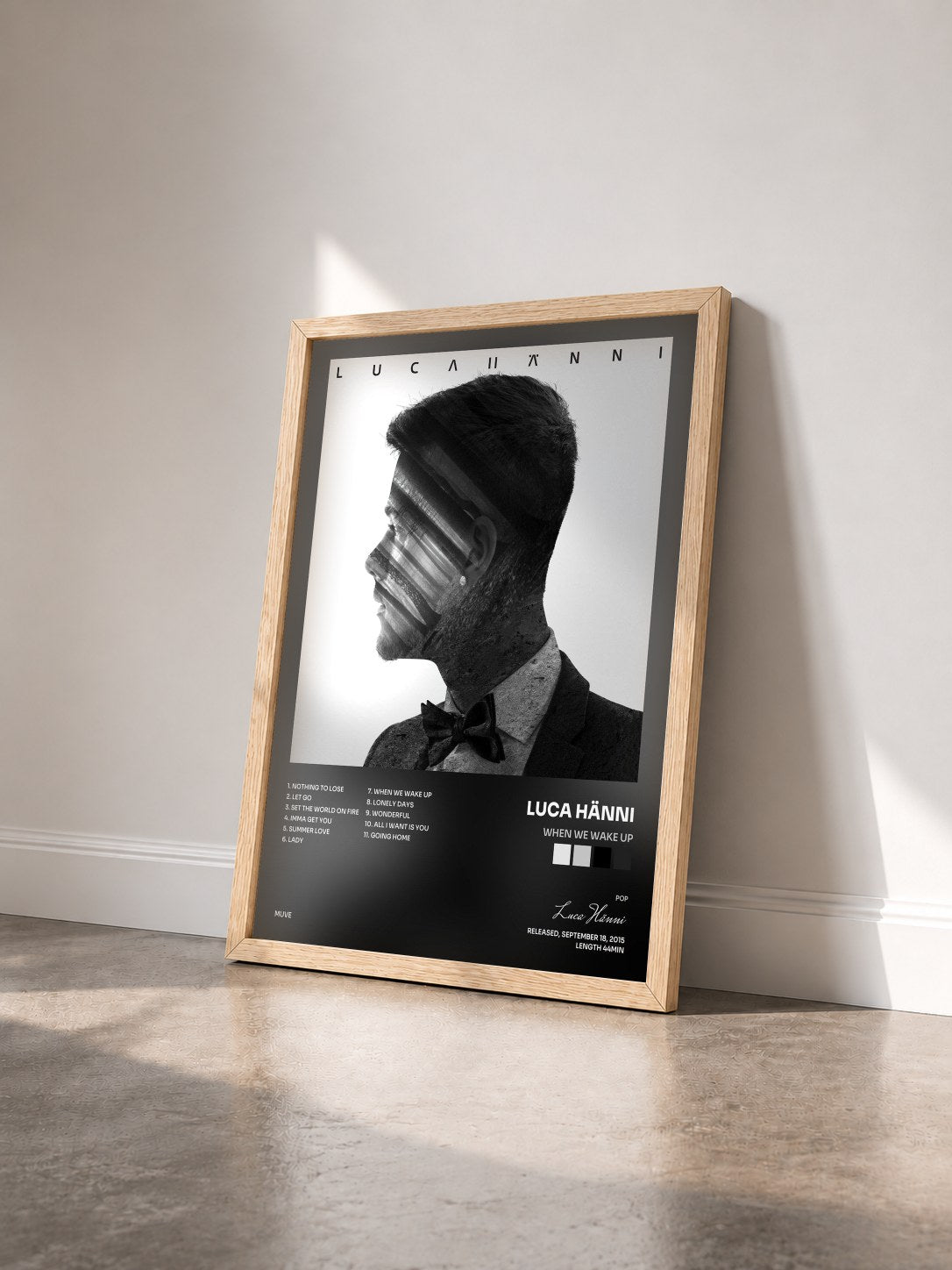 #bois Tableau de l'album When We Wake Up de Luca Hänni vu de trois quarts, cadre en bois brut
