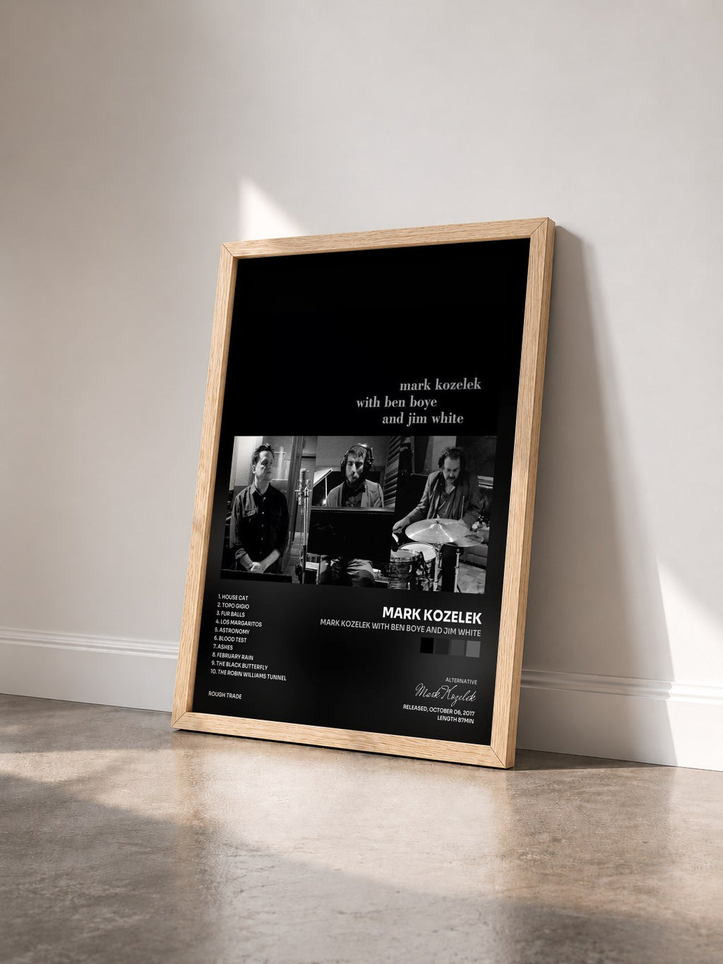 #bois Tableau de l'album mark kozelek with ben boye and jim white de Mark Kozelek vu de trois quarts, cadre en bois brut