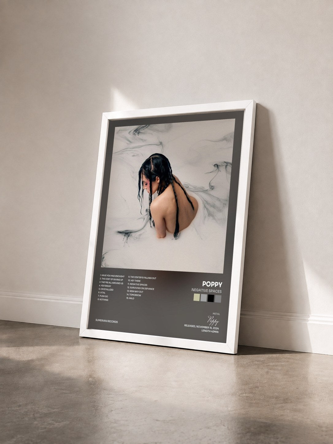 #blanc Tableau de l'album Negative Spaces de Poppy vu de trois quarts, cadre blanc