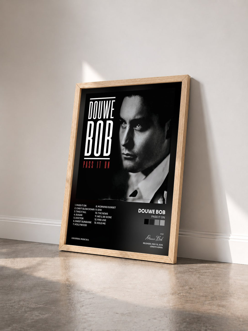 #bois Tableau de l'album Pass It On de Douwe Bob vu de trois quarts, cadre en bois brut