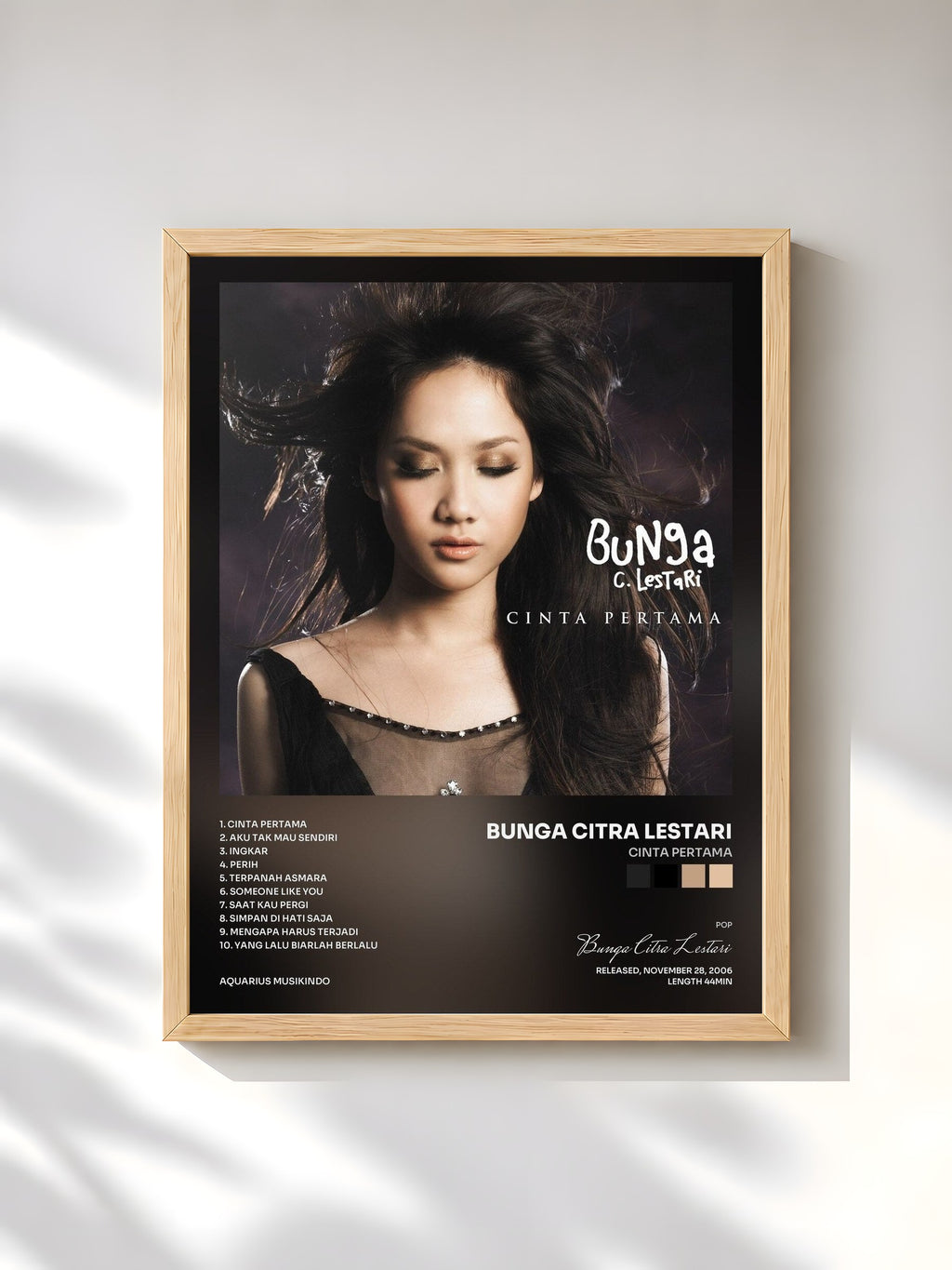 #bois Tableau de l'album Cinta Pertama de Bunga Citra Lestari, cadre en bois brut, imprimé et encadré en France