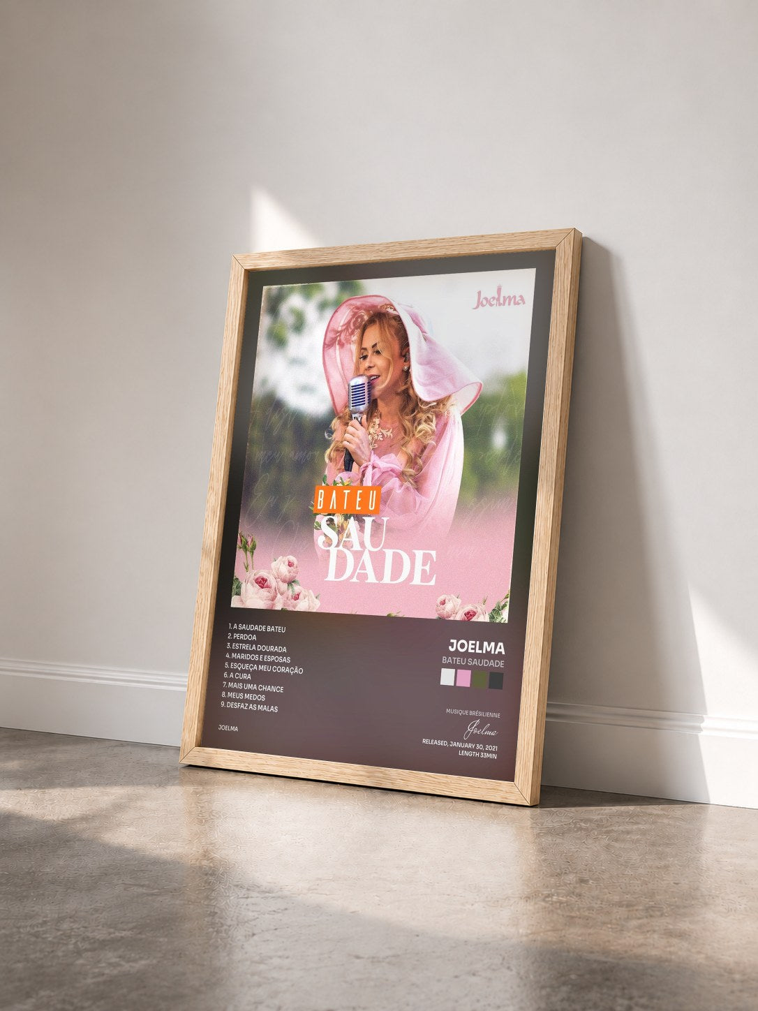 #bois Tableau de l'album Bateu Saudade de Joelma vu de trois quarts, cadre en bois brut