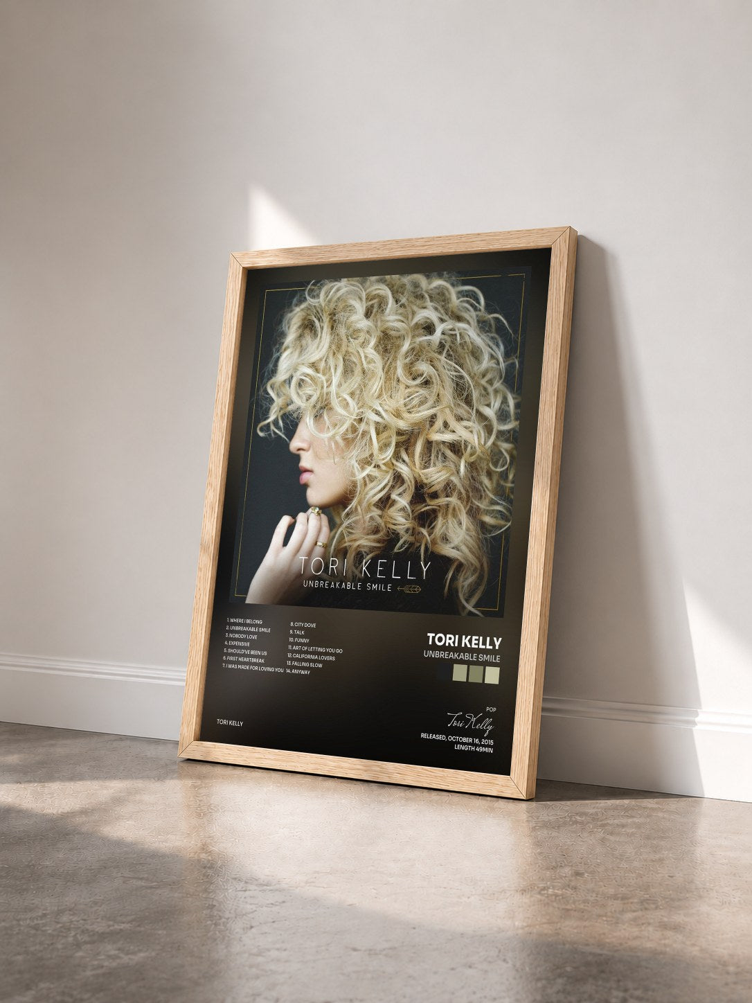 #bois Tableau de l'album Unbreakable Smile de Tori Kelly vu de trois quarts, cadre en bois brut
