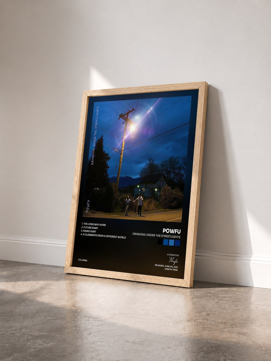 #bois Tableau de l'album drinking under the streetlights de Powfu vu de trois quarts, cadre en bois brut