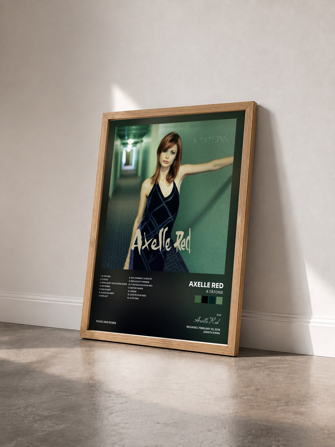 #bois Tableau de l'album A tâtons de Axelle Red vu de trois quarts, cadre en bois brut