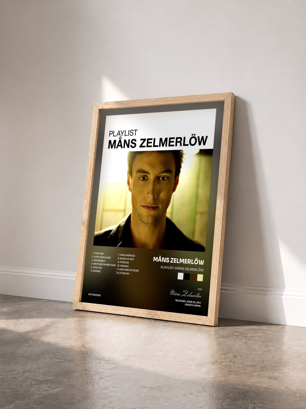 #bois Tableau de l'album Playlist: Måns Zelmerlöw de Måns Zelmerlöw vu de trois quarts, cadre en bois brut